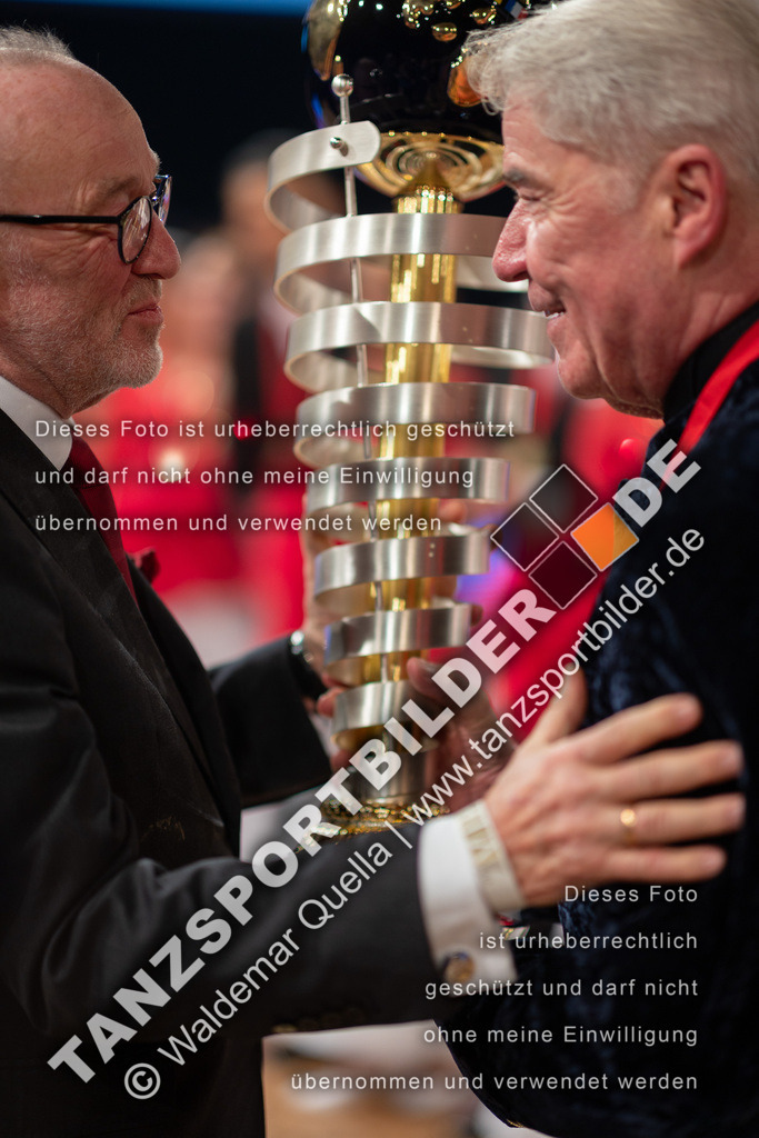 20251206-05952 | Hier finden Sie Tanz Bilder vom Latein und Standard Formationen tanzen. Sportbilder vom Tanzsport. Schöne Fotos und von Weltmeisterschaft, Europameisterschaft, Bundesliga, Regionalliga, Oberliga und Landesliga sowie von GOC Stuttgart, DanceComp, WM Bremen