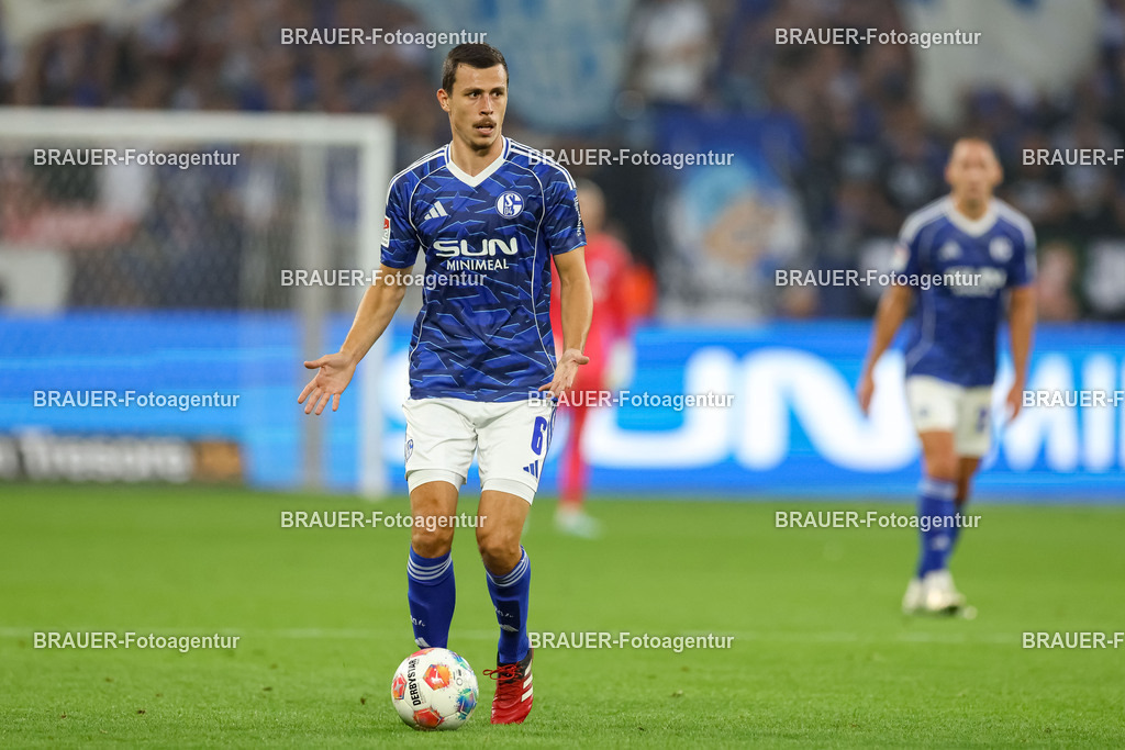 1_S04BER_20250801_1950.JPG -  - FC Schalke 04 - Hertha BSC Berlin - 2. Bundesliga | Gelsenkirchen, Deutschland, 01.08.25: Ron Schallenberg (FC Schalke 04) in Aktion, am Ball, Einzelaktion waehrend des Spiels der 2. Bundesliga zwischen FC Schalke 04 - Hertha BSC Berlin in der Veltins-Arena am 01. August 2025 in Gelsenkirchen, Deutschland. (Foto von Stefan Brauer/Brauer-Fotoagentur)DFB/DFL REGULATIONS PROHIBIT ANY USE OF PHOTOGRAPHS AS IMAGE SEQUENCES AND/OR QUASI-VIDEO.