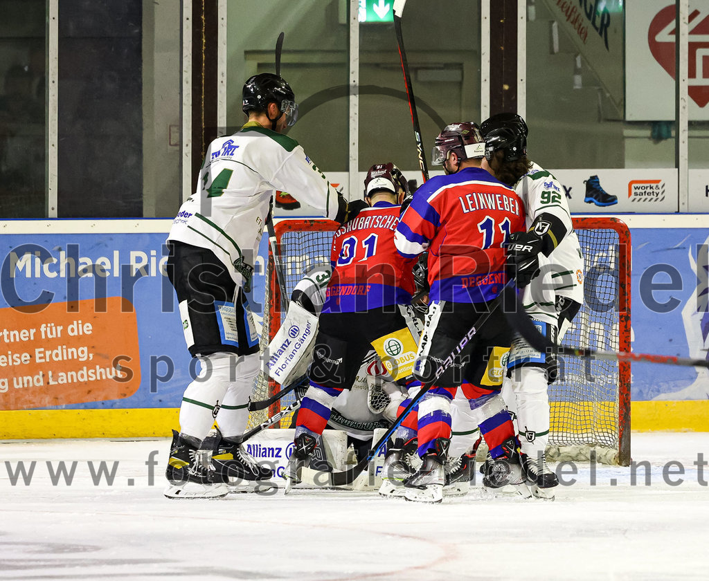 2022-09-09_047_TSV_Erding_gegen_Deggendorfer_SC | Erding, Deutschland, 09.09.2022:
Eishockey, Bayernliga 2022 / 2023, Testspiel, TSV Erding gegen Deggendorfer SC, Endergebnis: 2:5

Curtis Leinweber (Deggendorfer SC, #11), Marius von Friderici-Steinmann (Erding Gladiators, #92)

Foto: Christian Riedel / fotografie-riedel.net