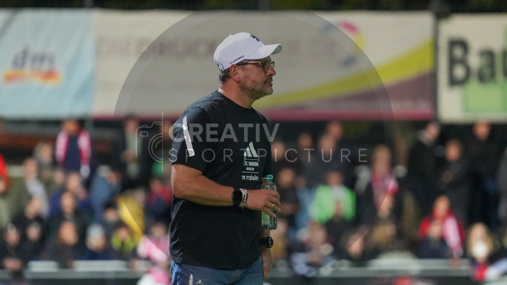 Fußball, Herren, Saison 2025/2026, Testspiel, Freundschaftsspiel, FSV 63 Luckenwalde vs. 1.FC Union Berlin, Mittwoch 08.10.2025, Werner-Seelenbinder-Stadion Luckenwalde, | Fußball, Herren, Saison 2025/2026, Testspiel, Freundschaftsspiel, FSV 63 Luckenwalde vs. 1.FC Union Berlin, Mittwoch 08.10.2025, Werner-Seelenbinder-Stadion Luckenwalde, Im Bild: Steffen Baumgart (Trainer 1.FC Union Berlin) - Realisiert mit Pictrs.com