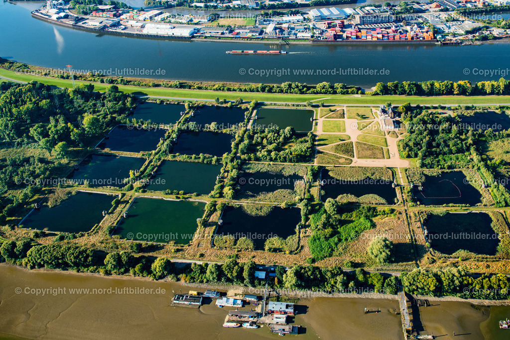 Hamburg_Kaltehofe_Elbinsel_ELS_3677220922 | HAMBURG 22.09.2022 Industrie- Denkmal der stillgelegten technischen Anlagen und Produktionshallen des Geländes der "Wasserkunst Elbinsel Kaltehofe" an derk Billwerder Bucht an der Straße Kaltehofe-Hauptdeich in Hamburg, Deutschland. Weiterführende Informationen bei: HPA Hamburg Port Authority,  Stiftung Wasserkunst Elbinsel Kaltehofe. // Industrial monument of the technical plants and production halls of the premises of "Wasserkunst Elbinsel Kaltehofe" at the barrage Billwerder Bucht on street Kaltehofe-Hauptdeich in Hamburg, Germany. Further information at: HPA Hamburg Port Authority,  Stiftung Wasserkunst Elbinsel Kaltehofe. Foto: Martin Elsen
