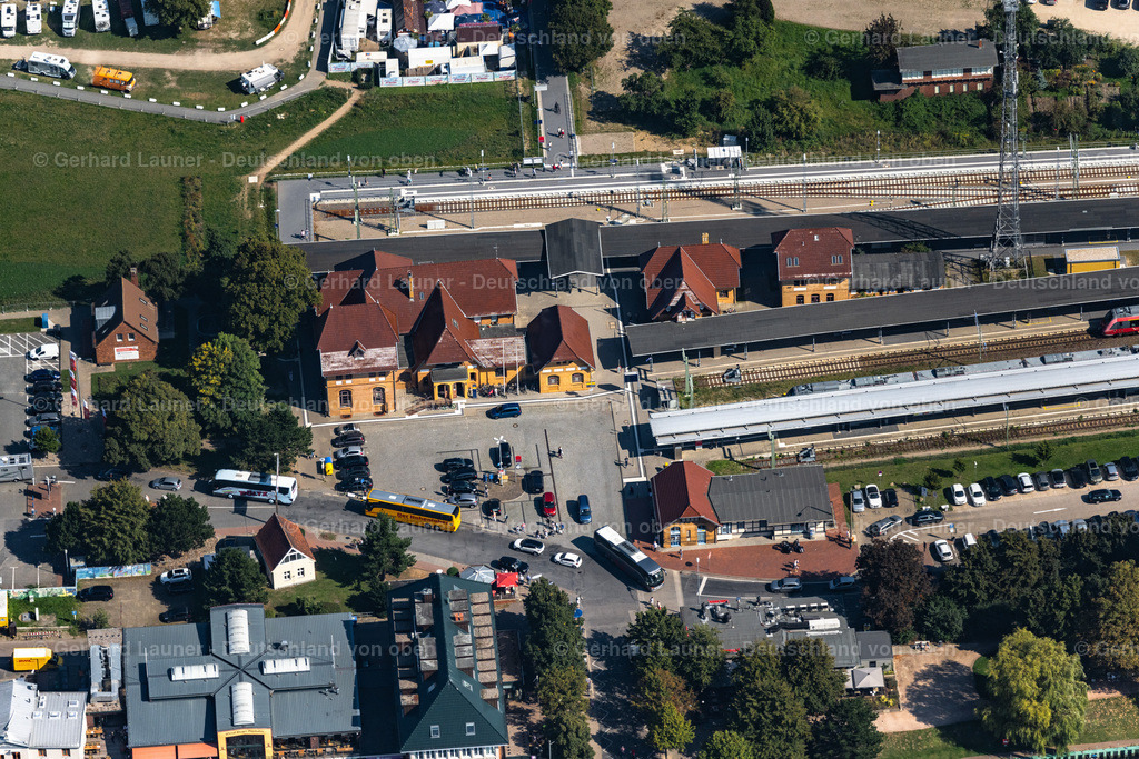 4061950 | WARNEMüNDE 08.09.2021 Bahnhofsgebäude der Deutschen Bahn in Warnemünde an der Ostseeküste im Bundesland Mecklenburg-Vorpommern, Deutschland. Weiterführende Informationen bei: DB Netz AG,  Deutsche Bahn AG. // Train station building of Deutsche Bahn in Warnemuende on the Baltic Sea coast in the state Mecklenburg - Western Pomerania, Germany. Further information at: DB Netz AG,  Deutsche Bahn AG. Foto: Gerhard Launer