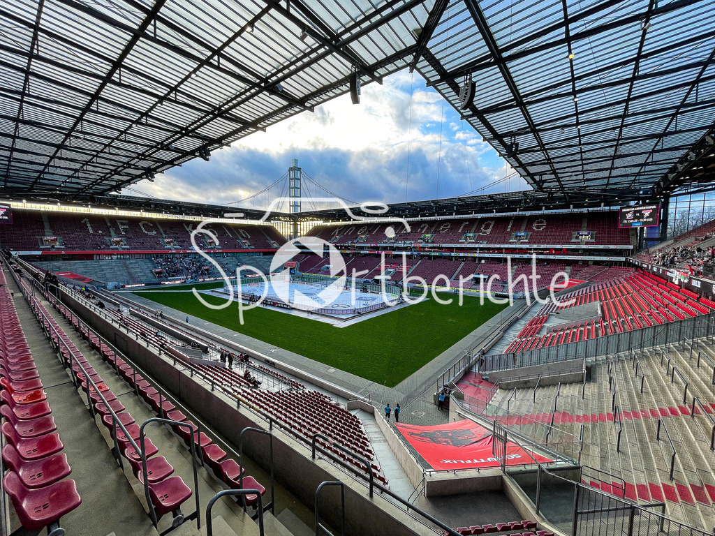 Kölner Haie - Augsburger Panther | Das Rheinernergiestadion in Koeln strahlt nochmal fuer das letzte Spiel der Stadium Series / Freiluft Spiel / Symbolbild / Rhein Energie Stadion / Müngersdorfer Stadion /