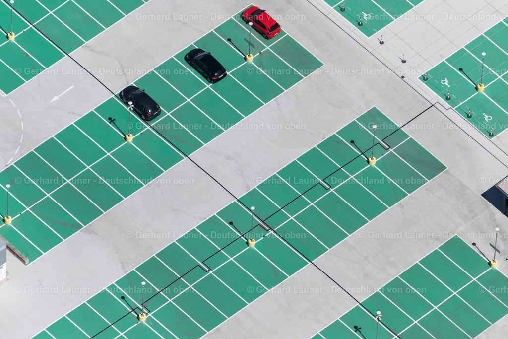 4029109 | BREMEN 01.06.2020 Parkplatz für abgestellte Kunden- Fahrzeuge am Einkaufs- Zentrum Berliner Freiheit im Ortsteil Neue Vahr Südost in Bremen, Deutschland. // Parking space for parked cars at the shopping center Berliner Freiheit in the district Neue Vahr Suedost in Bremen, Germany. Foto: Gerhard Launer