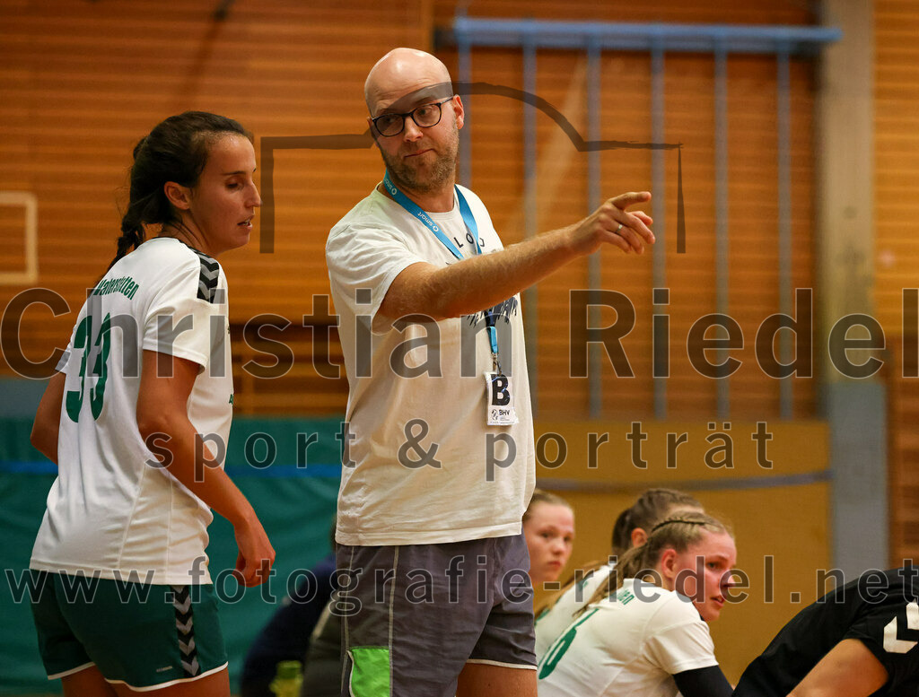 2023-09-16_083_TSV_Vaterstetten_gegen_SV_Muenchen_Laim | Baldham, Deutschland, 16.09.2023:
Handball, Bayernliga Frauen Staffel Süd 2023 / 2024, 1. Spieltag, TSV Vaterstetten gegen SV München Laim, Endergebnis: 23:34

Katrin Eisch (TSV Vaterstetten, #33), Trainer Tobias Graf (TSV Vaterstetten)

Foto: Christian Riedel / fotografie-riedel.net