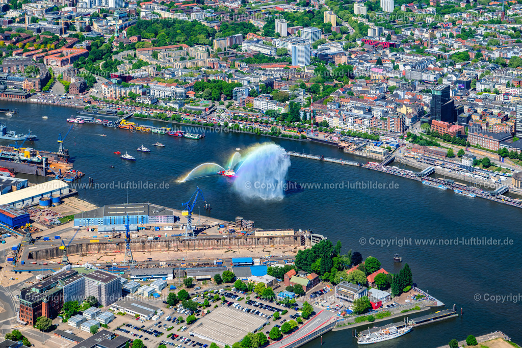 Hamburg_Hafengeburtstag_Feuerlöschschiff_ELS_6400090525 | HAMBURG 09.05.2025 Feuerwehrschiff im Hamburger Hafen unter Löschbedingung in Hamburg, Deutschland. // Firefighting ship in the port of Hamburg under firefighting conditions in Hamburg, Germany. Foto: Martin Elsen