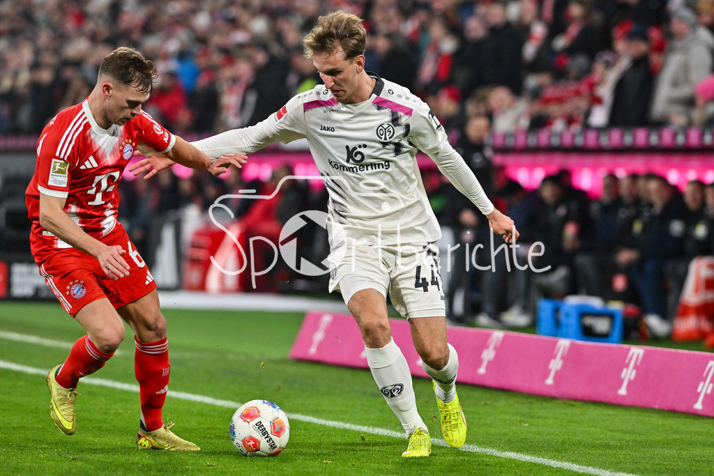 FC Bayern München - 1. FSV Mainz 05 | MUNICH, GERMANY - 14. DECEMBER: im Duell Joshua KIMMICH (FC Bayern Munich 6) und Nelson WEIPER (1. FSV Mainz 05 44) während dem Bundesligamatch zwischen dem FC Bayern München und dem 1. FSV Mainz 05 am 14. Spieltag in der Allianz Arena / DFL REGULATIONS PROHIBIT ANY USE OF PHOTOGRAPHS AS IMAGE SEQUENCES AND/OR QUASI-VIDEO