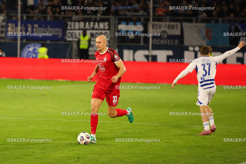 MSV Duisburg - Rot-Weiss Essen  | Duisburg, Deutschland, 26.10.2025 Tobias Kraulich  (Rot-Weiss Essen) Einzelaktion  während des 3.Liga Spiels zwischen MSV Duisburg und Rot-Weiss Essen in der Schauinsland-Reisen-Arena am 26.10.2025 in Duisburg (Foto von Timo Bluhmki-Schmidt/ Brauer Fotoagentur