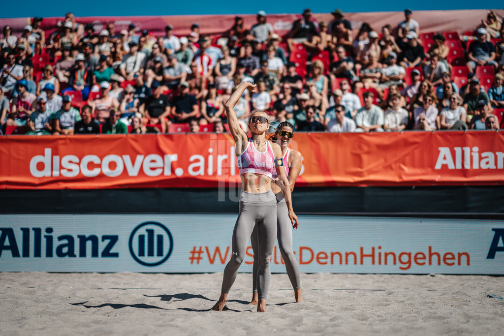 Beachvolleyball | Frauen | Allianz German Beach Tour 2024 | Tourstop Kühlungsborn | 11.08.2024 | vorne jubelt Paula Schürholz, hinten Janne Uhl