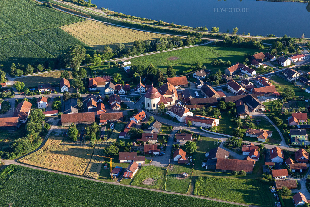Luftbild: Wallfahrtskirche Hl. Blut in Niederachdorf im Ortsteil Niederachdorf in Kirchroth im Bundesland Bayern in Deutschland. Foto: IMG_133248.jpg vom 03.07.2022 durch Werner Riehm/FLY-FOTO.deGemeinde Kirchroth: Gemeinde Kirchroth