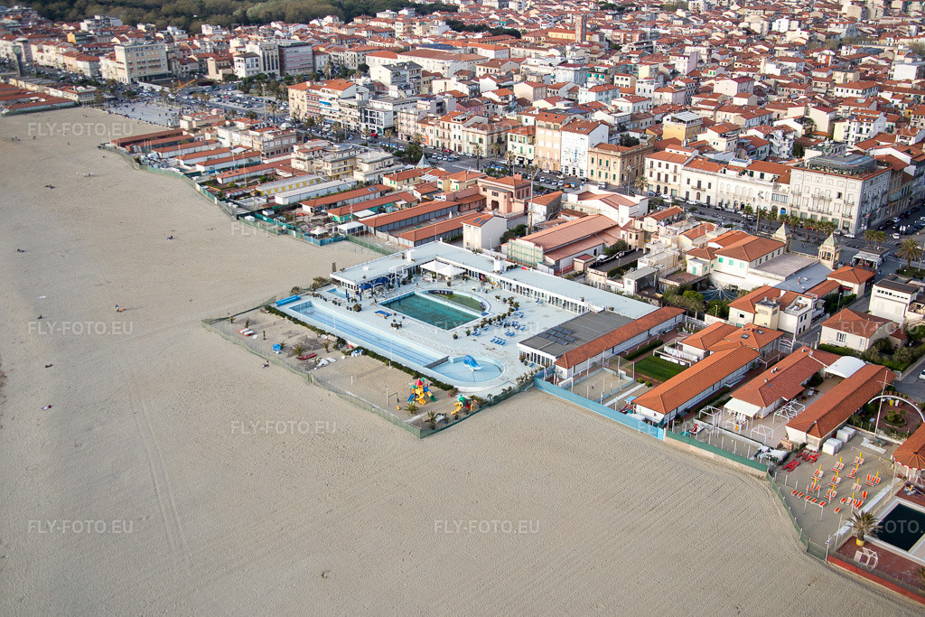 Vue aérienne: Vue de la ville à Viareggio dans le département Lucca, Italie. Photo: IMG_087008.jpg prise le 03/04/2016 par Werner Riehm/FLY-FOTO.eu – Résolution de l'original: 5472 x 3648 px