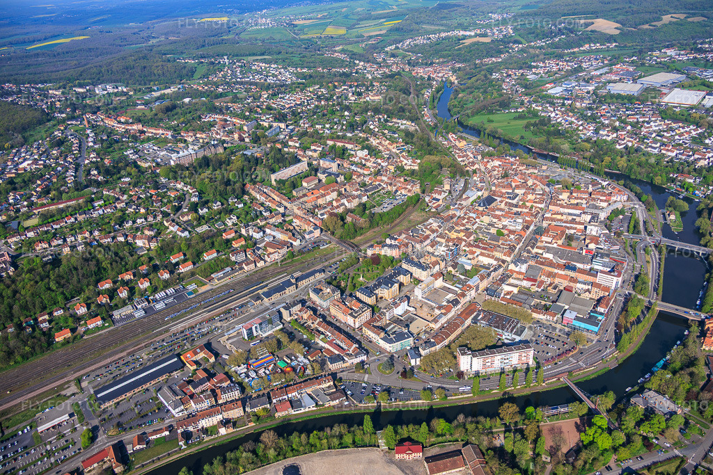 Aerial view: City overview on the banks of the Saar River from the southwest in Saargemünd in the state Moselle, France. – Photo: IMG_154571.jpg taken on 04/18/2026 by Werner Riehm/FLY-FOTO.com – Resolution of the original: 6000 x 4000 px