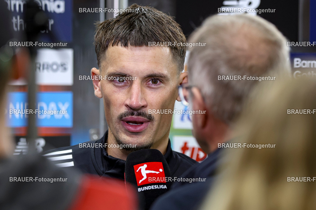 Bayer 04 Leverkusen vs Eintracht Frankfurt - Bundesliga  | Leverkusen, Deutschland, 12.09.25:   Robin Koch (Eintracht Frankfurt) im Interview waehrend des Spiels der Bundesliga zwischen  Bayer 04 Leverkusen vs Eintracht Frankfurt in der BayArena(Foto von Brauer-Fotoagentur / Adrian Schlueter)