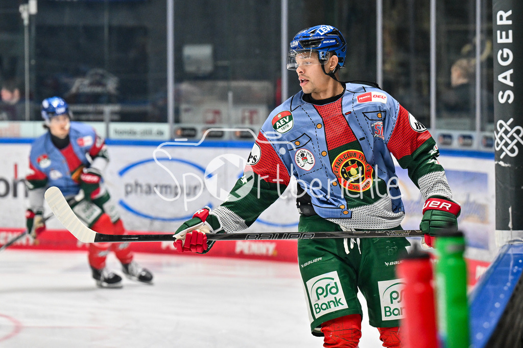 Augsburger Panther - Schwenninger Wild Wings | AUGSBURG, GERMANY - 02. JANUARY: im Bild  Madison BOWEY (Augsburger Panther 22) vor dem Match zwischen den Augsburger Panthern und den Schwenninger Wild Wings am 35. Spieltag der Penny DEL im Curt Frenzel Stadion