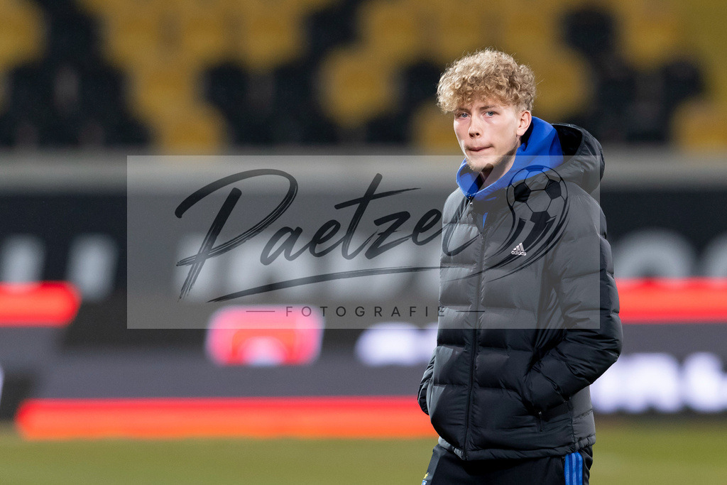 SGDHSV20220114_011 | Fussball, Herren: Bent Andresen (Hamburger SV) schaut bei dem Spiel der 2. Bundesliga zwischen SG Dynamo Dresden und Hamburger SV im Rudolf-Harbig-Stadion am 14.01.2022 in Dresden, Deutschland.DFB / DFL REGULATIONS PROHIBIT ANY USE OF PHOTOGRAPHS AS IMAGE SEQUENCES AND/OR QUASI-VIDEO. - Realisiert mit Pictrs.com