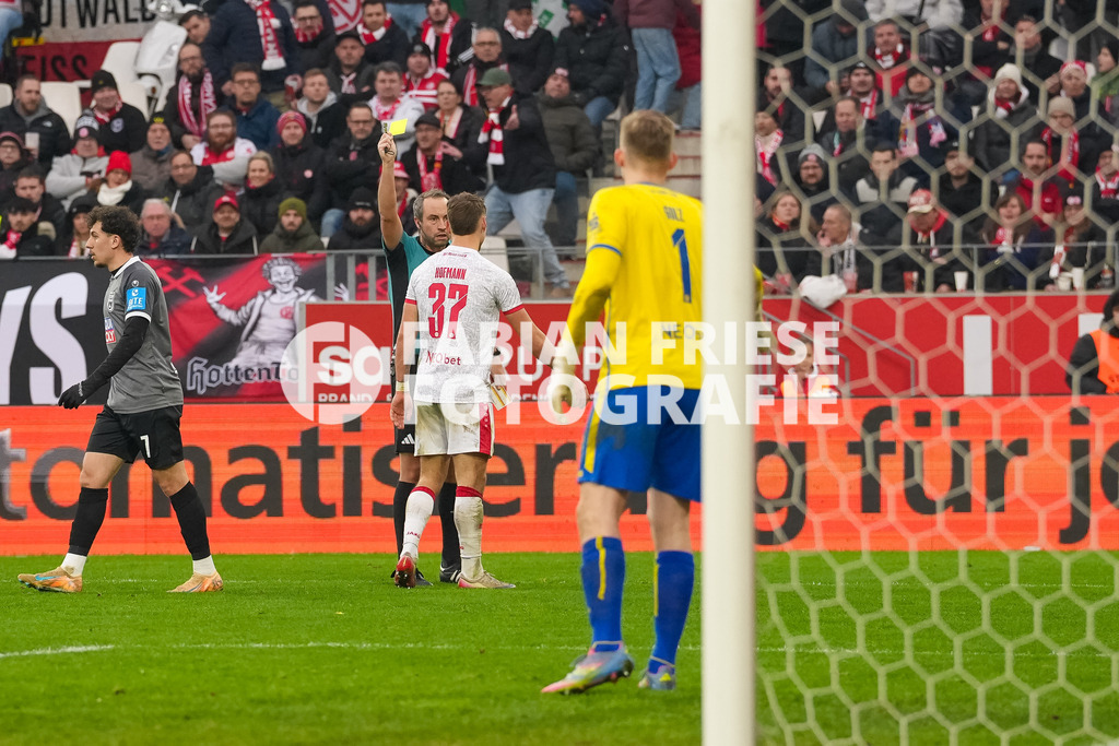 GER Rot-Weiss Essen vs. SSV Ulm, Fussball, 3. Liga, Spieltag 19, Saison 2025/2026, 20.12.2025 | GER Rot-Weiss Essen vs. SSV Ulm, Fussball, 3. Liga, Spieltag 19, Saison 2025/2026, 20.12.2025Foto: Fabian Friese - Realisiert mit Pictrs.com
