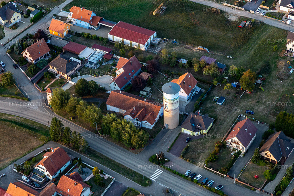 Vue aérienne: Structure du château d'eau peint de Schoenenbourg à Schœnenbourg dans le département Bas Rhin, France. Photo: IMG_123285.jpg prise le 30/09/2020 par Werner Riehm/FLY-FOTO.eu – Résolution de l'original: 5472 x 3648 px