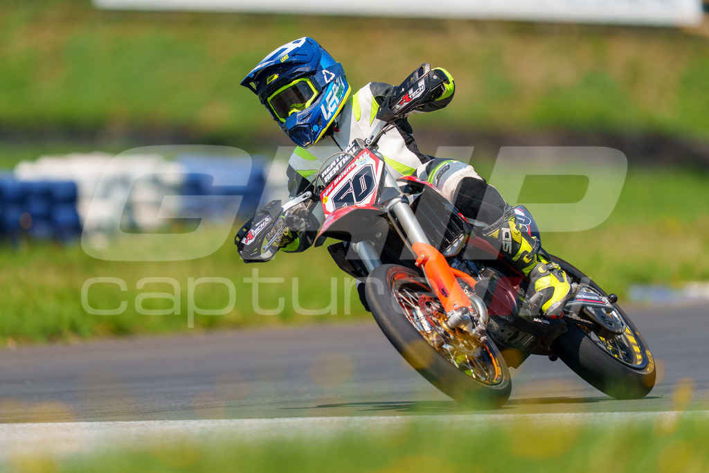 G-Cup + Supermoto Staatsmeisterschaft + Hungarian Supermoto Championship | GRIPcapture steht für authentische Sportfotografie in Österreich – für Momente, die mehr sind als Geschwindigkeit oder Ergebnis. Es geht um Emotion, Spannung, Fokus und den Augenblick, der oft nur einen Wimpernschlag dauert.Ob Motorsport, Teamsport oder 