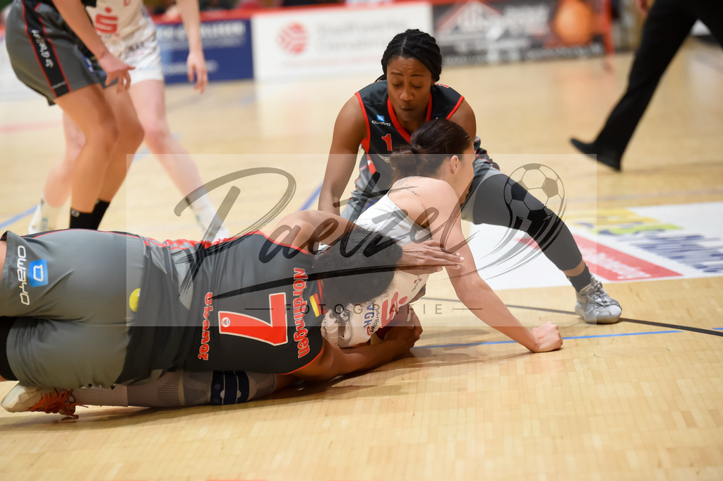 PANNOE20211010_045 | Basketball, Frauen: Asha Thomas (Eigner Angels Noerdlingen), Amenze Obanor (Eigner Angels Noerdlingen) und Milica Cuic (GiroLive-Panthers Osnabrueck) im Zweikampf beim Spiel der Toyota DBBL zwischen GiroLive-Panthers Osnabrueck und Eigner Angels Noerdlingen im datos – home of the panthers am 10.10.2021 in Osnabrueck, Deutschland. - Realisiert mit Pictrs.com