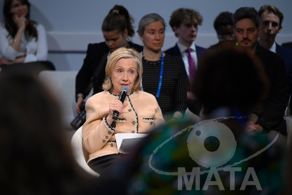 _DWI5101 | Die US-Politikerin Hillary Clinton auf der Veranstaltung Girls Just Want to Have Fundamental Rights: Fighting the Global Pushback im Rahmen der Münchner Sicherheitskonferenz 2026. München, 14.02.2026 Bayern Deutschland - Realisiert mit Pictrs.com