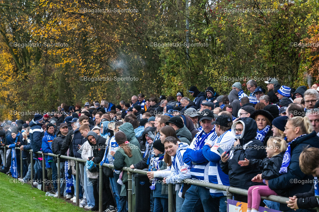 Fussball, Niederrheinpokal, SV Sonsbeck - MSV Duisburg, 16.11.2025, Willy-Lemkens-Sportpark | 16.11.2025, Fussball, Niederrheinpokal, SV Sonsbeck - MSV Duisburg: MSV Fans - Realisiert mit Pictrs.com
