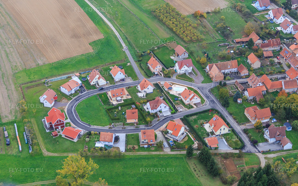Vue aérienne: Rue du Roi de Suède à Cleebourg dans le département Bas Rhin, France – .Photo: IMG_084601.jpg prise le 23/10/2015 par Werner Riehm/FLY-FOTO.eu – Résolution de l'original: 4970 x 3097 px