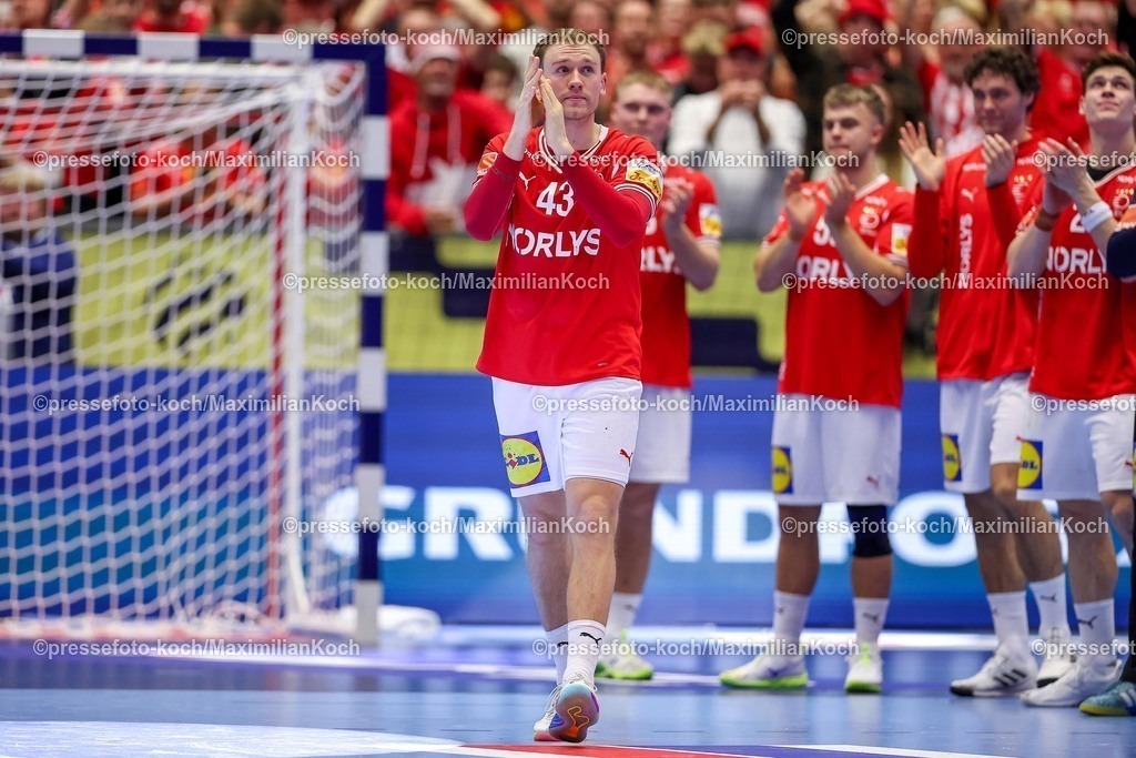 EHF16012602202 | 16.01.2026, Handball, Men's EHF EURO 2026, Dänemark - Nordmazedonien, Jyske Bank Boxen in Herning, Dänemark, Preliminary Round: Gute Laune beim Dänischen Team nach dem Sieg gegen Nordmazedonien. Player of the Match POM  Simon Bogetoft Pytlick (Denmark #43) Ehrung Auszeichnung