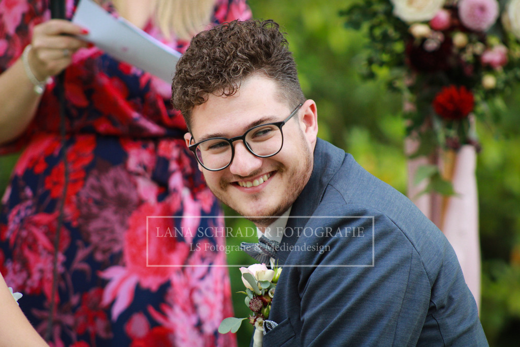 Hochzeit Sven _ Evi 08.07.22 Freie Trauung-17 | lanaschraderfotografie - Realisiert mit Pictrs.com