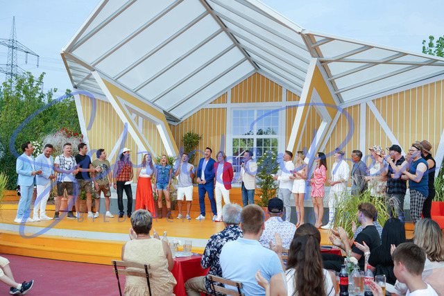 7HO03164 | Alle Kuenstler verabschieden Juergen Drews von IWS. v.L. Fantasy, Dorfrocker, Lanny Lanner, Johanna Mross, Stefanie Hertel, Alexander Knappe, Lucas Cordalis, Juergen Drews, Stefan Mross - Immer wieder sonntags, Folge 11
Stimmung und Emotionen bei der vorletzten Sendung, vor etwa 2500 Besuchrn. 
Deutschland, Rust, Europapark, 28.08.2022