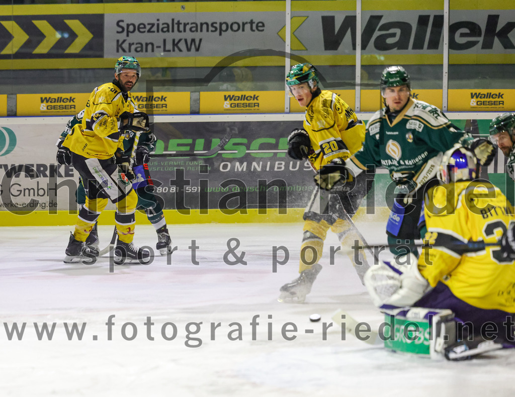 2025-12-19_026_TSV_Erding_gegen_Toelzer_Loewen | Erding, Deutschland, 19.12.2025:Eishockey, Oberliga Süd 2025 / 2026, 27. Spieltag, TSV Erding gegen Tölzer Löwen, Endergebnis: 2:5Erik Modlmayr (Erding Gladiators, #21), Simon Manhart (Tölzer Löwen, #20), Louis Trattner (Erding Gladiators, #7), Torwart Matthias Bittner (Tölzer Löwen, #32)Foto: Christian Riedel / fotografie-riedel.net