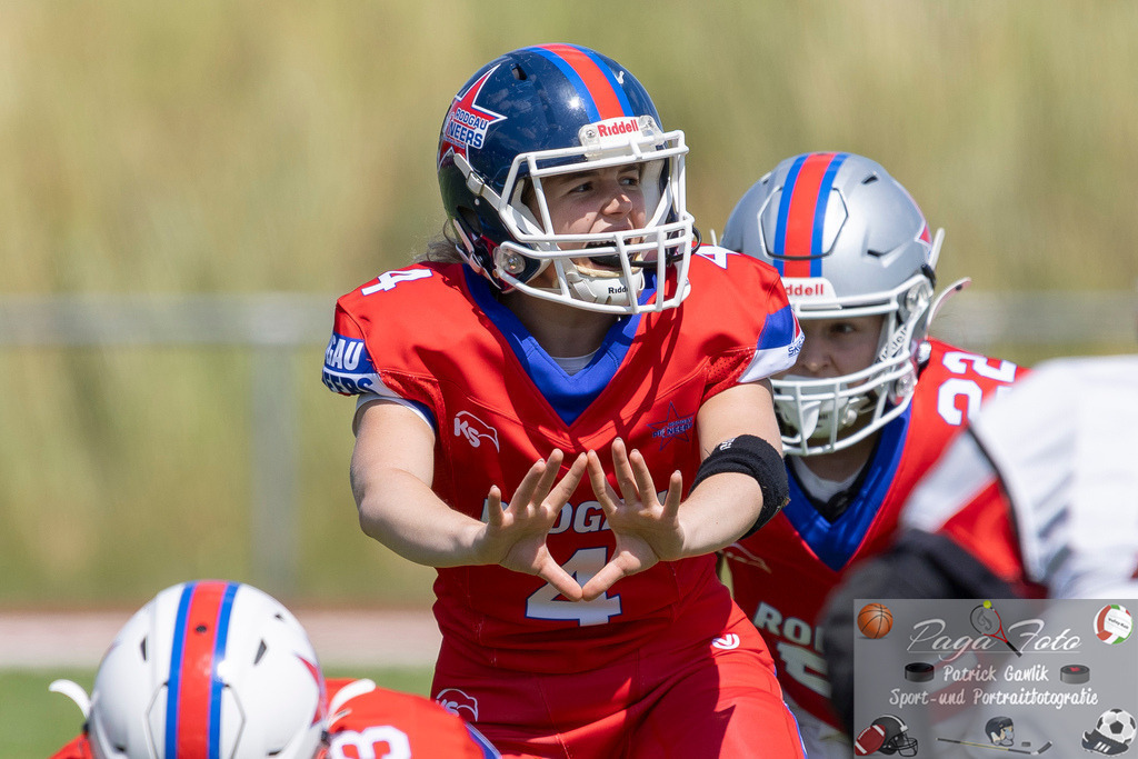 GFLW 1: German Football League Women 1: Rodgau Pioneers Ladies - Stuttgart Scorpions Sisters, 07.06.2026 | Lilly Veith (Rodgau Pioneers Ladies #4) wartet auf den Ball udn macht eine Ansage, Rodgau Pioneers Ladies - Stuttgart Scorpions Sisters, Rodgau, Maingau-Energie-Stadion "Am Weichsee", 7.6.2026 - Realisiert mit Pictrs.com
