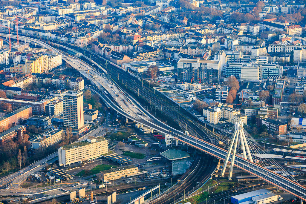 Luftbild: Pylonbrücke über dem Hauptbahnhof und Baustelle zur Renovierung der Hochstraße Süd (B37) im Ortsteil Süd in Ludwigshafen im Bundesland Rheinland-Pfalz in Deutschland. Foto: IMG_152008.jpg vom 12.12.2025 durch Werner Riehm/FLY-FOTO.de