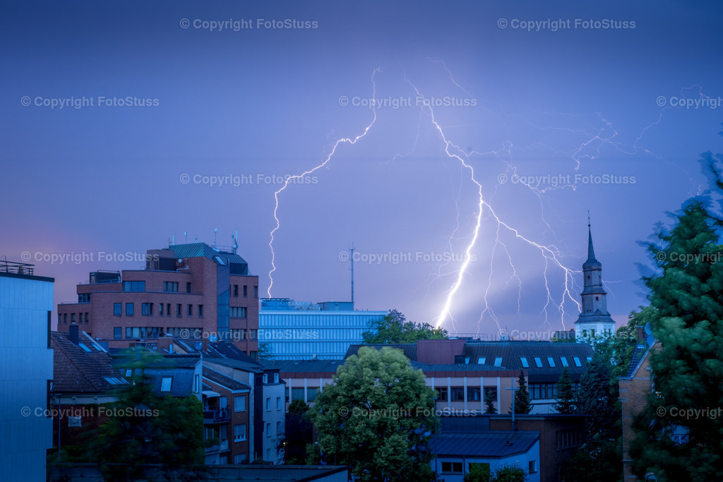 Gewitter über der Stadt Hamm | Ein Gewitter mit hoher Blitzaktivität zieht über die Stadt Hamm.  - Realisiert mit Pictrs.com