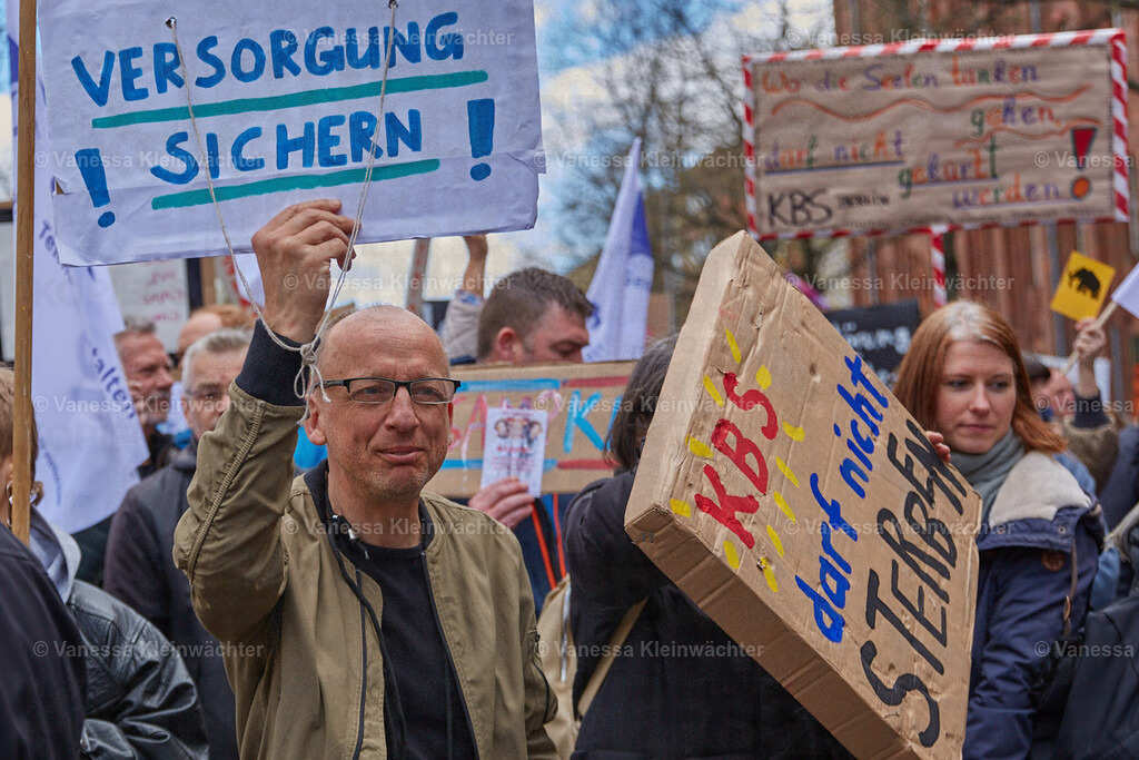 250408_KBS_Kuerzungen_02 | Einige hunderte Menschen protestieren am 08.04.2025 vor der Senatsverwaltung für Gesundheit in Berlin gegen finanzielle Kürzungen bei psychosozialen Kontakt- und Beratungsstellen.  - Realisiert mit Pictrs.com