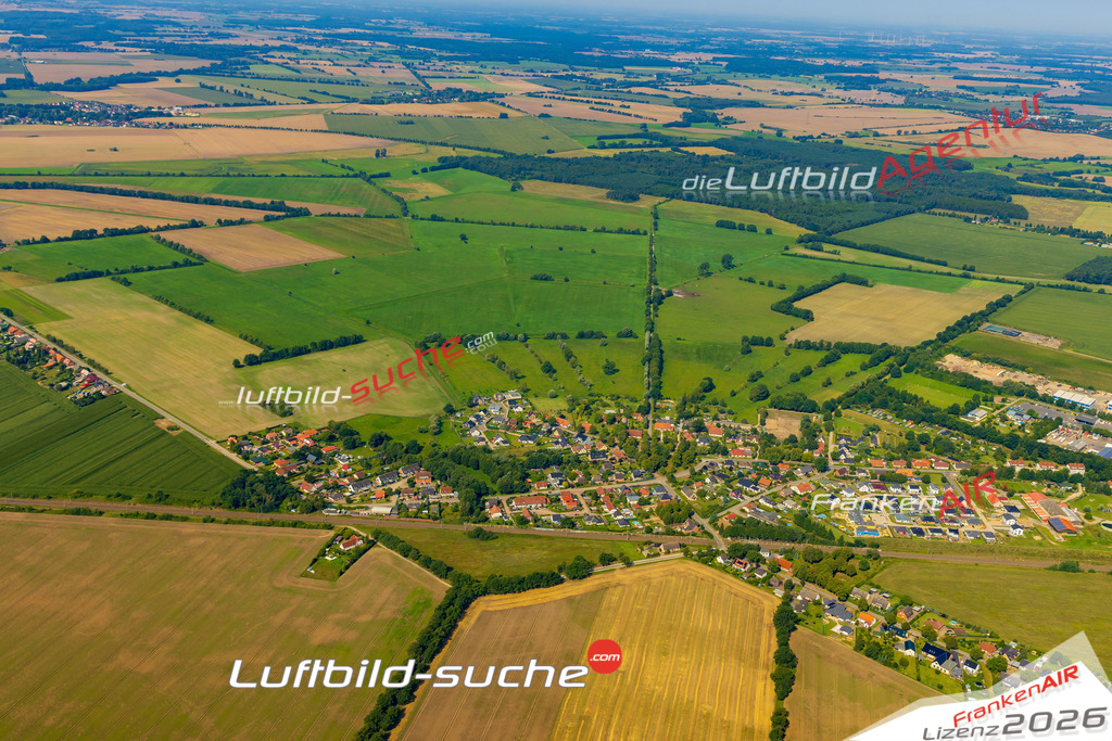 Bild der Stadt Holthusen - Die Luftaufnahme wurde 2025 vom UL-Flugzeug heraus erstellt ( keine Drohne ) - Hochauflösende Luftaufnahme - für professionelle Ausdrucke geeignet. Die Geschenkidee !Hier alle&nbsp;Infos zur Lizenzierung der LuftaufnahmeWir fliegen auch dieses Jahr wieder in Ihre Region um Luftbilder zu erstellen.- Luftbild anfragen