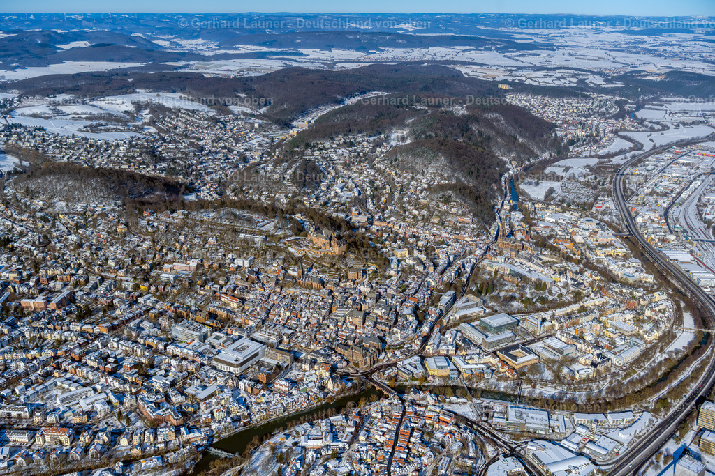 4043518 | Lahn bei MARBURG 13.02.2021 Winterlich schneebedeckte Stadtansicht vom Innenstadtbereich in Marburg im Bundesland Hessen, Deutschland. // Wintry snowy city view of the city area of in Marburg in the state Hesse, Germany. Foto: Gerhard Launer
