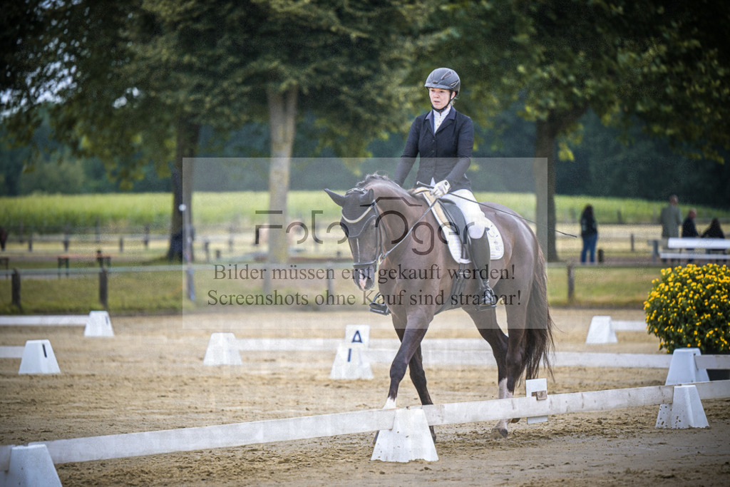DOS_2210 | Entdecke hochwertige Reitturnierfotos von Foto Oger. Professionell, emotional und authentisch – jetzt Lieblingsmomente im Shop bestellen. - Realisiert mit Pictrs.com