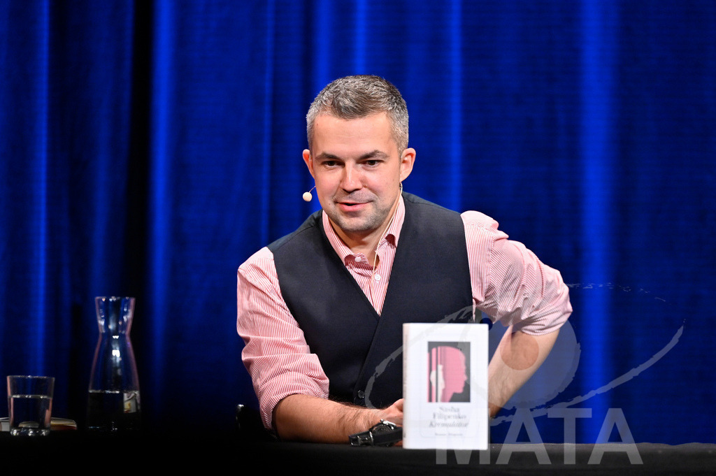 _DWA5833 | Sasha Filipenko bei der lit.Cologne 2023 Veranstaltung 'Kremulator: eine Geschichte aus Russland' im Comedia Theater. Köln, 09.03.2023 - Realized with Pictrs.com