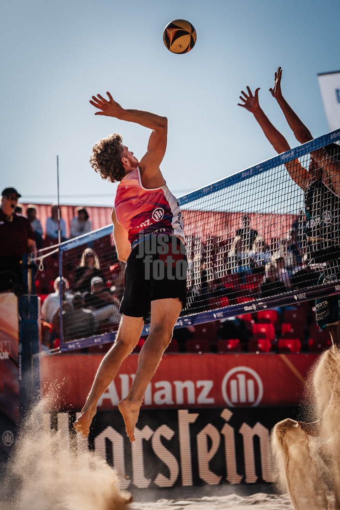 Beachvolleyball | Männer | Allianz German Beach Tour 2025 | Tourstop Düsseldorf | 15.05.2025 | Luis Henrichs beim Angriff