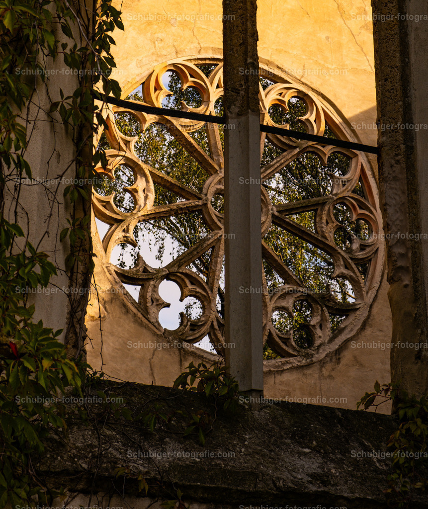 Kirchenruine Wachau | Die Kirchenruine Wachau ist die baulich gesicherte Ruine einer 1867 errichteten und im Zweiten Weltkrieg stark beschädigten neogotischen Kirche im Ortsteil Wachau der Großen Kreisstadt Markkleeberg im Landkreis Leipzig in Sachsen. Sie gehört zur Evangelisch-Lutherischen Kirchgemeinde Probstheida-Störmthal-Wachau und steht unter Denkmalschutz.[1 - Realisiert mit Pictrs.com