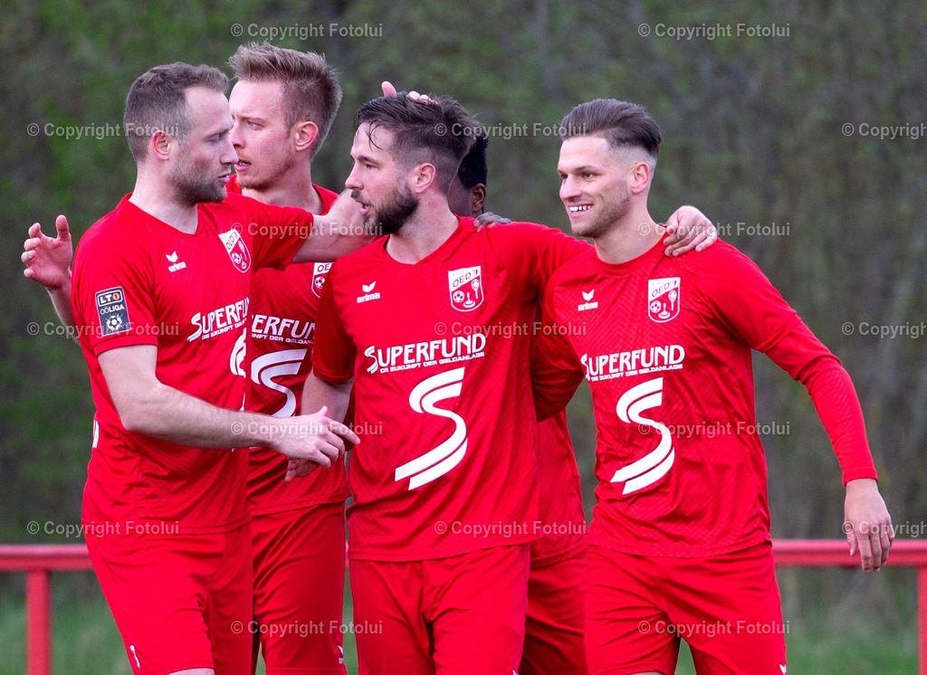 A_LUI_16042022_58 | SPORT,FUSSBALL,LT1 OOE LIGA ASKOE OEDT-SV MICHELDORF 16.04..2022 IM BILD: DIE SPIELER VON OEDT JUBELN UEBER DAS 2:1 VON SIMON ABRAHAM FOTO:FOTOLUI