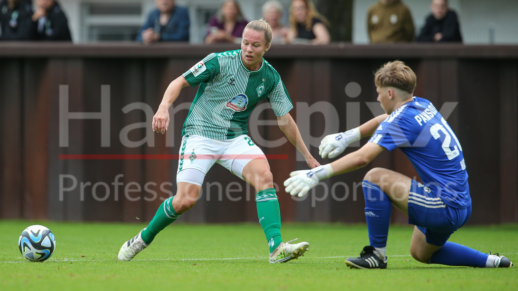 Fussball, Testspiel Frauen, SV Werder Bremen - TSV Pansdorf (U 19-Junioren) | v.li.: Christin Meyer (SV Werder Bremen, 20) und Niklas Hass (Torhüter, Torwart, TSV Pansdorf U 19, 20) im Zweikampf, Duell, Dynamik, Aktion, Action, Spielszene
