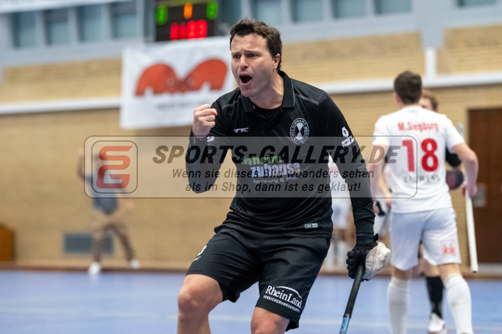SFE_20240106_0035 | Neuss, Deutschland, 06.01.2024: Sebastian Draguhn (SW Neuss) jubelt waehrend des Spiels der Halle 1. Bundesliga Herren zwischen SW Neuss vs Rot-Weiss Köln im Stadionhalle (SW Neuss) am 06.01.2024 in Neuss, Deutschland. (Foto von Stephan Fehrmann)

Neuss, Germany, 06.01.2024: Sebastian Draguhn (SW Neuss) celebrates during the game of Halle 1. Bundesliga Herren between SW Neuss vs Rot-Weiss Köln in Stadionhalle (SW Neuss) at 06.01.2024 in Neuss, Deutschland. (Foto von Stephan Fehrmann)