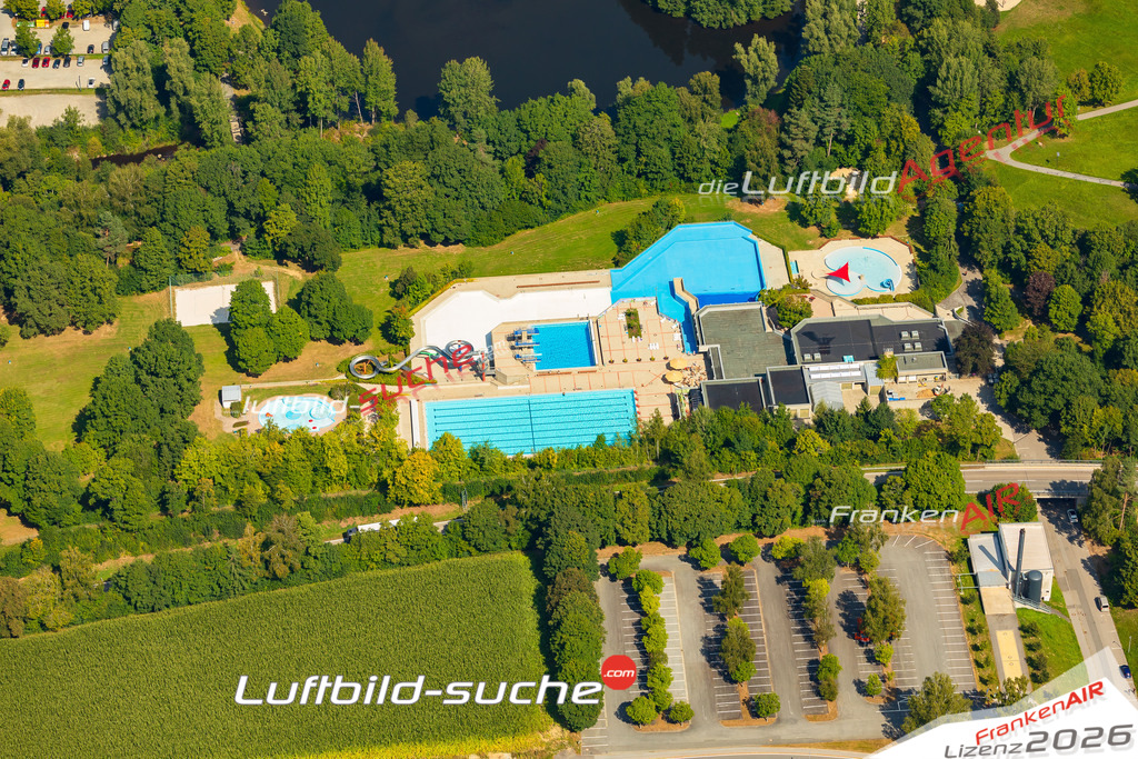 Schrägluftbild  Freibad  Grafenau - Das Luftbild wurde 2025 vom UL-Flugzeug heraus erstellt ( keine Drohne ) - Hochauflösende Luftaufnahme -Nicht vergleichbar mit Google Maps oder Satelittenbilder- Die Geschenkidee !Mit Lizenz und Bildrechte bestellbar