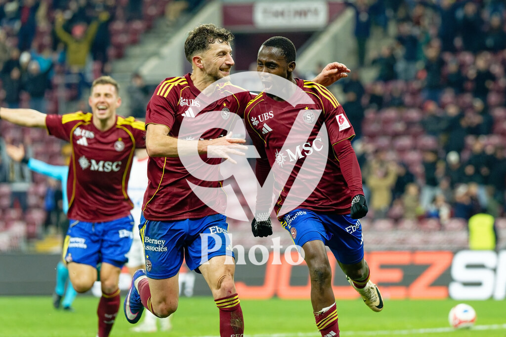Brack Super League - Servette FC v FC Sion | Ablie Jallow (30 Servette FC) celebrates after scoring his team's third goal with teammates Miroslav Stevanovic (9 Servette FC)  during the Brack Super League match between Servette FC and FC Sion at Stade de Geneve in Geneva, Switzerland