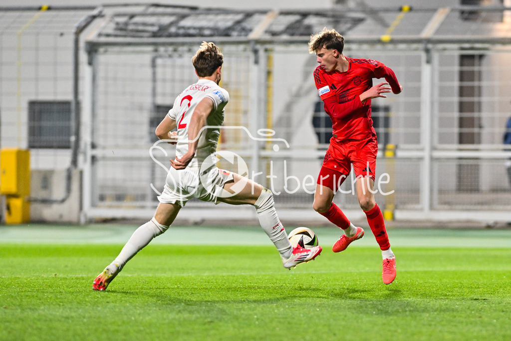 FC Bayern Amateure - FC Augsburg II | im Duell Julian BELL (FC Augsburg II 2) und Kurt RUEGER (FC Bayern München II #8) / Zweikampf / Regionalliga Bayern: FC Bayern Muenchen II - FC Augsburg II, Gruenwalder Stadion am 14.03.2025