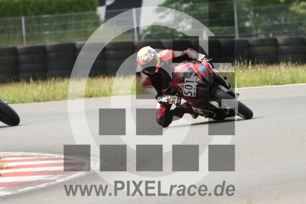 0501-20250602_10916 | Schöne Erinnerungen an spannende Momente - das festzuhalten ist unser Job. PIXELrace.de ist seit 2003 auf den Rennstrecken Europas unterwegs um die Action draußen beim Fahren und die wunderbare Stimmung imm Fahrerlager für euch einzufangen.