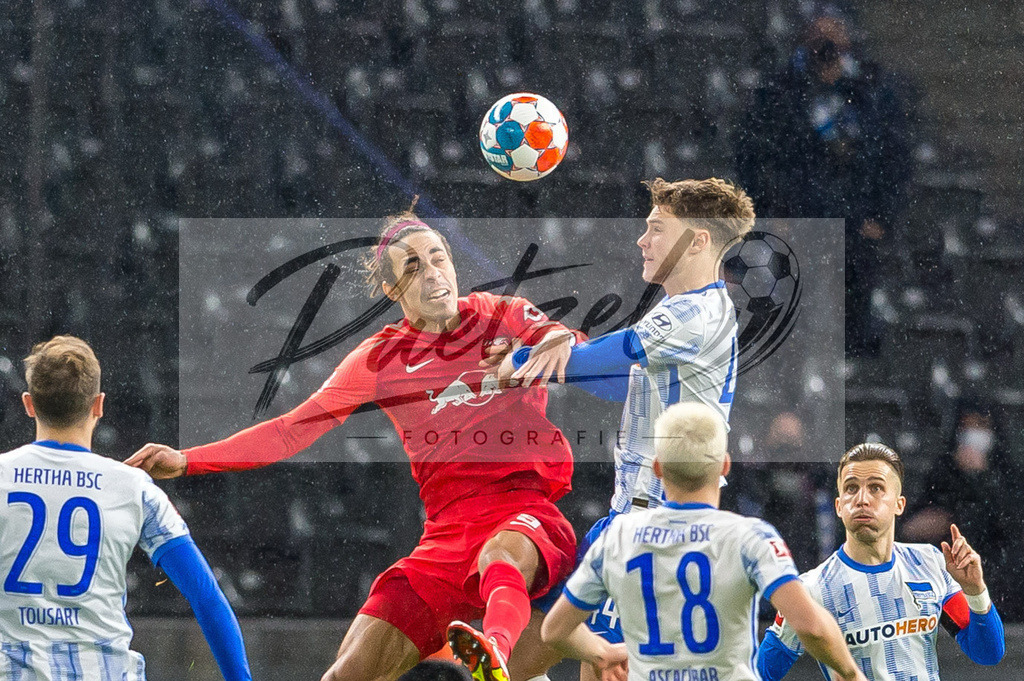 BSCRBL20220220_121 | Fussball, Herren: Yussuf Poulsen (RB Leipzig) und Linus Jasper Gechter (Hertha BSC) im Zweikampf bei dem Spiel der 1. Bundesliga zwischen Hertha BSC und RB Leipzig im Olypiastadion am 20.02.2022 in Berlin, Deutschland.DFB / DFL REGULATIONS PROHIBIT ANY USE OF PHOTOGRAPHS AS IMAGE SEQUENCES AND/OR QUASI-VIDEO. - Realisiert mit Pictrs.com
