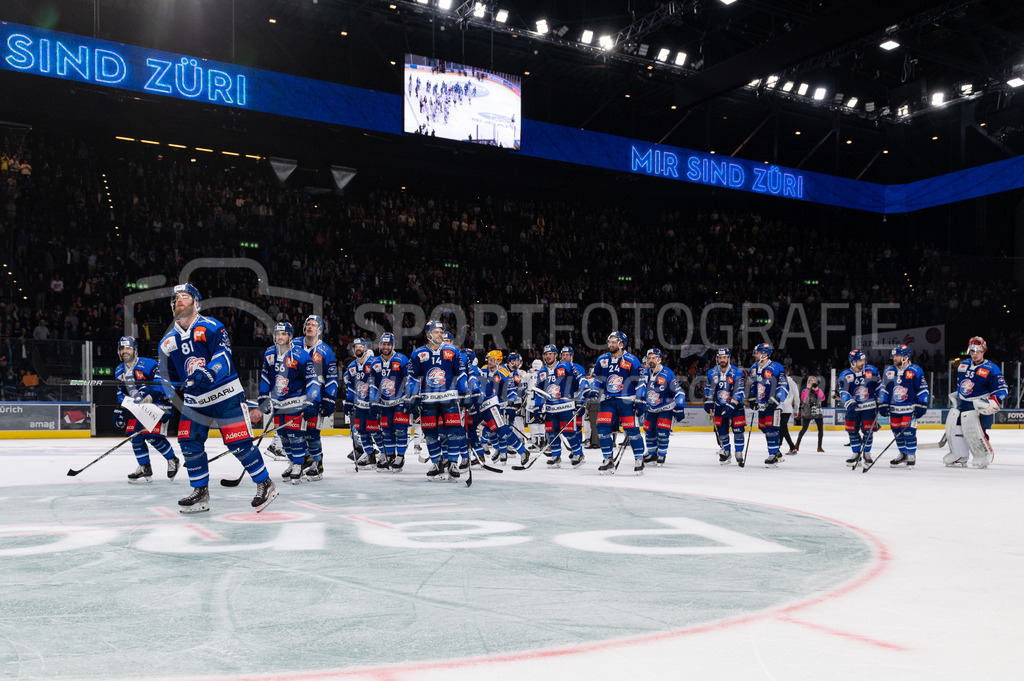 Swiss National League: Semifinals Game 4: ZSC Lions - Fribourg-Gotteron | 14.04.2022, Zürich, Hallenstadion, Swiss National League: Semifinals Game 4: ZSC Lions - Fribourg-Gotteron, die ZSC-Spieler bedanken sich bei den Fans. - Realisiert mit Pictrs.com