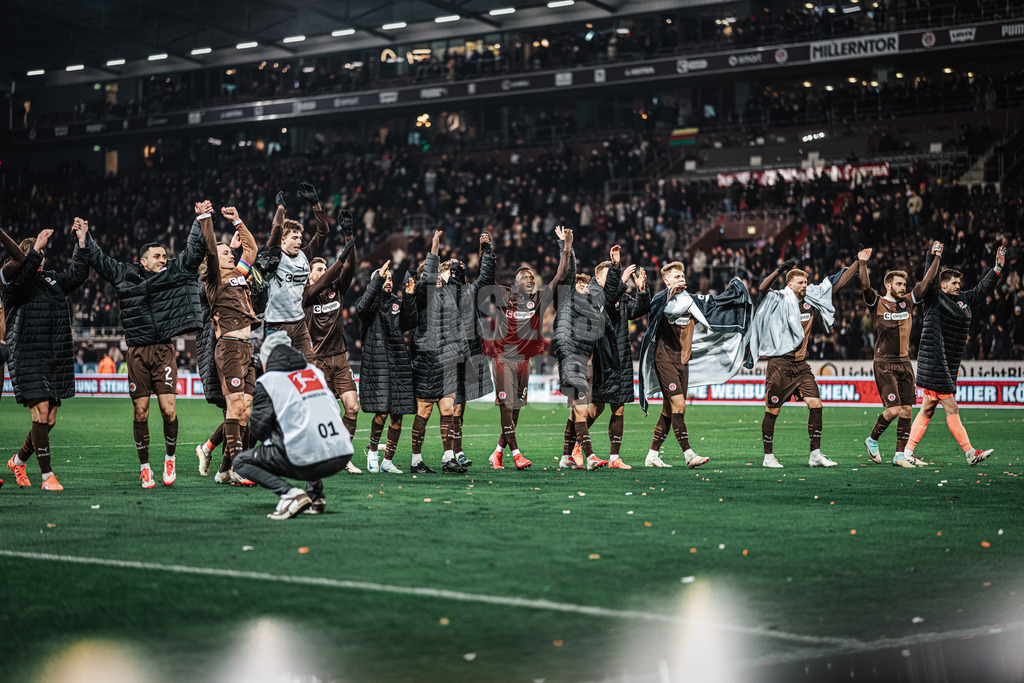 Fußball | Männer | Saison 2024/2025  | Fußball-Bundesliga | 26. Spieltag | FC St. Pauli vs. TSG Hoffenheim | 14.03.2025 | Laola nach dem Sieg von FC St. Pauli